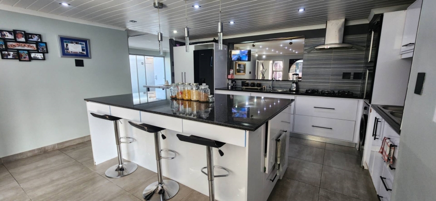 4 Bedroom Property for Sale in Weltevreden Valley Western Cape